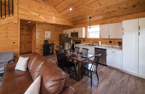 Jamestown Cabin | Hot Tub~River Boat Ramp~Pickleball~Lake Cumberland~Family Friendly Cabin