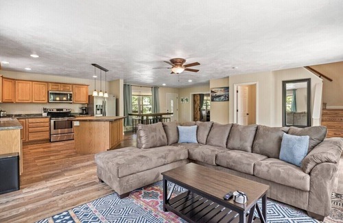 Lansing House | Hot Tub! Sleeps 14! Near Ithaca & Wineries!Dogs Ok!