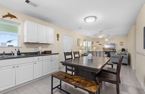 Jamaica Beach House | Hot Tub | Sleeps 7 | Yard for 2 Pets