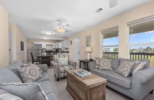 Jamaica Beach House | Hot Tub | Sleeps 7 | Yard for 2 Pets