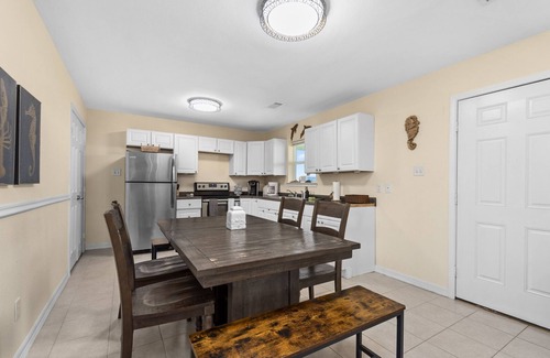 Jamaica Beach House | Hot Tub | Sleeps 7 | Yard for 2 Pets