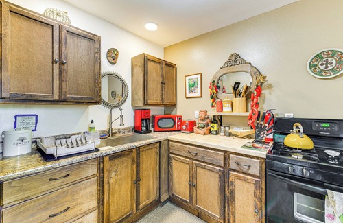 Fort Bragg Cabin | Hot Tub & Views: 'Secret Garden' Fort Bragg Cabin