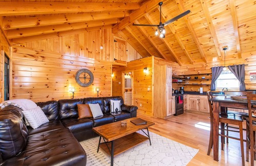 Slade Cabin | Hot Tub & WiFi - Family Log Cabin - Cozy Canopy - Red River Gorge, Kentucky!
