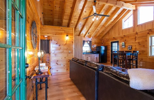 Slade Cabin | Hot Tub & WiFi - Family Log Cabin - Cozy Canopy - Red River Gorge, Kentucky!