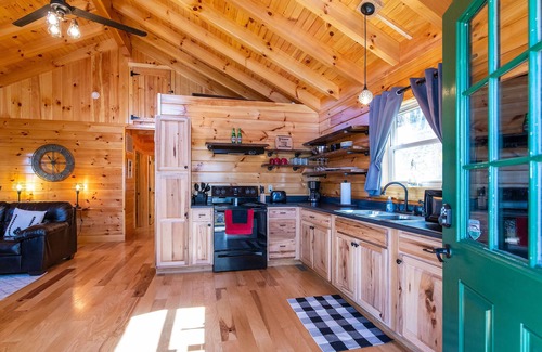 Slade Cabin | Hot Tub & WiFi - Family Log Cabin - Cozy Canopy - Red River Gorge, Kentucky!