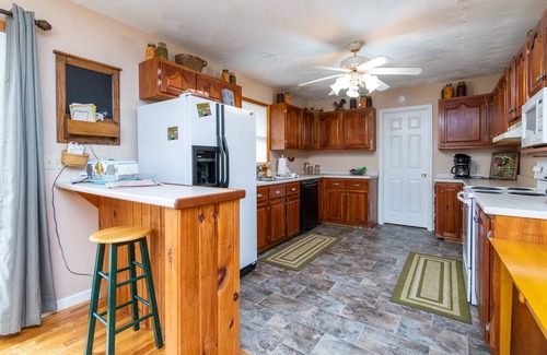Rogers Cottage | Hot Tub, WiFi, Satellite - Family Home - Carrie's Cottage - Red River Gorge, Kentucky!