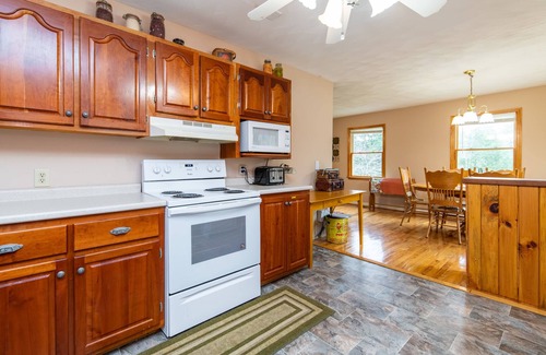 Rogers Cottage | Hot Tub, WiFi, Satellite - Family Home - Carrie's Cottage - Red River Gorge, Kentucky!