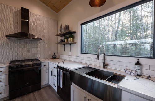 Campton House | Hot-Tub/WiFi/Secluded - A Red River Barnhouse