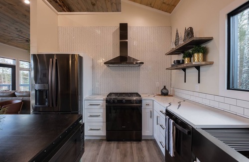 Campton House | Hot-Tub/WiFi/Secluded - A Red River Barnhouse