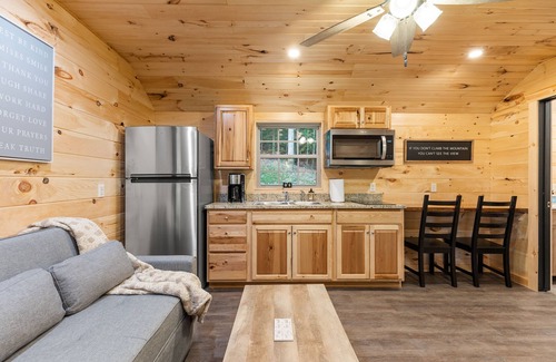 Stanton Cabin | Hot Tub & WiFi - Small Family Cabin - Throw'n Shade - Wooded Retreat near Red River Gorge, Kentucky!