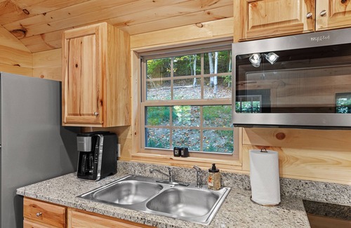 Stanton Cabin | Hot Tub & WiFi - Small Family Cabin - Throw'n Shade - Wooded Retreat near Red River Gorge, Kentucky!