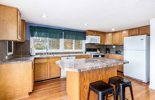 Ridgeway Cabin | Hot Tub, Wraparound Deck, & WiFi at Chalet Cabin