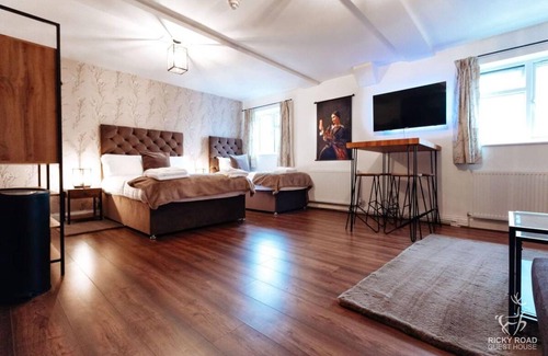 Watford Hotel | Hotel ∙ 3 guests