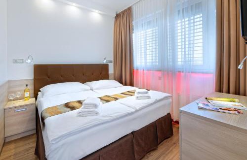 Cakovice Hotel | Hotel Aura Design & Garden Pool