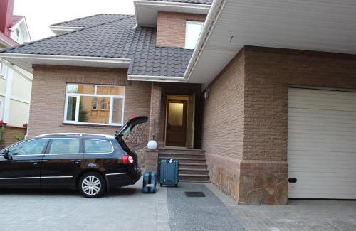 Zarichnyi District House | Hotel Barin House