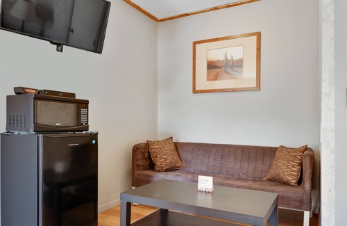 Fort Macleod Hotel | Hotel Bethel - Fort MacLeod, AB