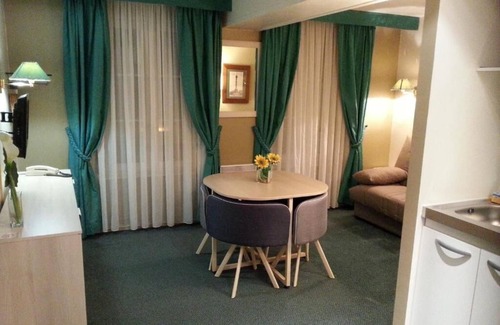 Pont-de-L'Arche Hotel | Hotel de la Tour