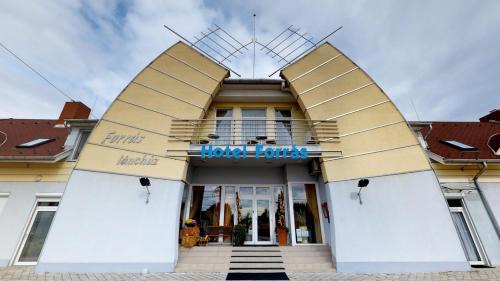Komarom Hotel | Hotel Forras