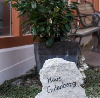 Hallbergmoos Hotel | Hotel Garni Haus zum Gutenberg