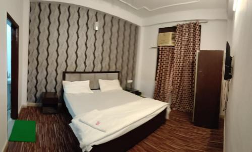 Vasundhara Hotel | Hotel Golden Suite - Couple friendly- 10 Min distance from Anand Vihar & Vaishali metro station