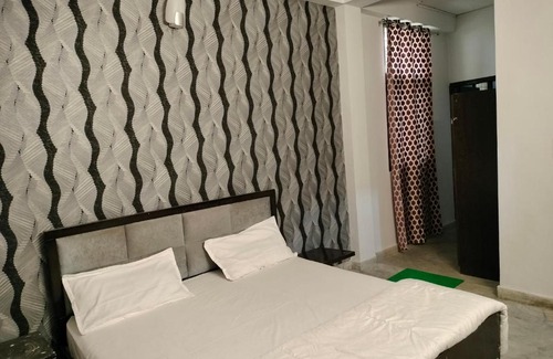 Vasundhara Hotel | Hotel Golden Suite - Couple friendly- 10 Min distance from Anand Vihar & Vaishali metro station