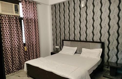 Vasundhara Hotel | Hotel Golden Suite - Couple friendly- 10 Min distance from Anand Vihar & Vaishali metro station