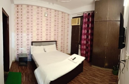 Vasundhara Hotel | Hotel Golden Suite - Couple friendly- 10 Min distance from Anand Vihar & Vaishali metro station