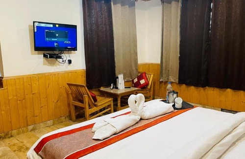 New Manali Apartment | Hotel Hill Top Terrace View On Mall Road Manali