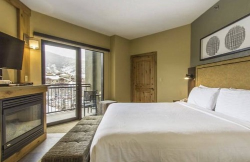 Park City Hotel | HOTEL KING BEDROOM NEAR BASE CHAIRLIFT - GRAND SUMMIT AVAILABLE NOW!