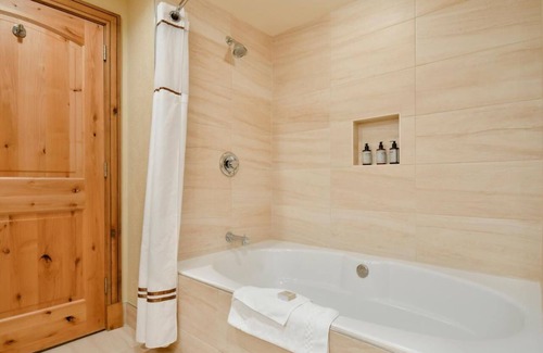Park City Hotel | HOTEL KING BEDROOM NEAR BASE CHAIRLIFT - GRAND SUMMIT AVAILABLE NOW!