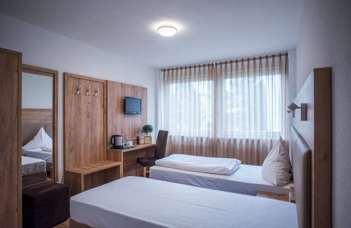 Leopoldshafen Hotel | Hotel Leo