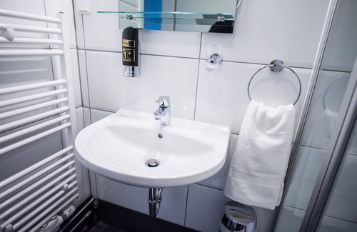Leopoldshafen Hotel | Hotel Leo