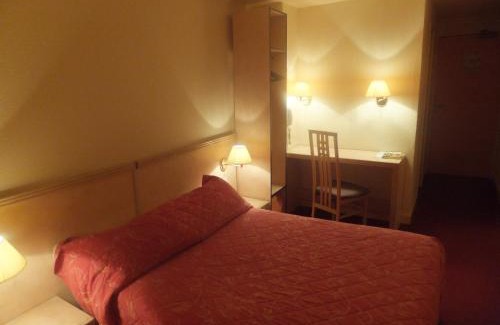 Gif-sur-Yvette Hotel | Hotel Le Village