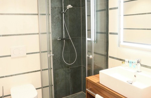 Rain Hotel | Hotel Lutz