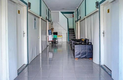 Karawang Hotel | Hotel O Home Stay Elis Cateliya Syariah
