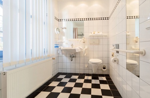 Schaprode Hotel | Hotel Rügenschmiede vis a vis Hiddensee