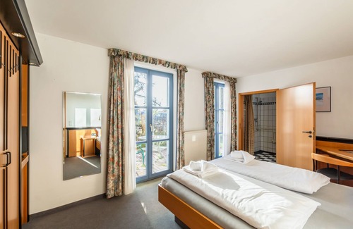 Schaprode Hotel | Hotel Rügenschmiede vis a vis Hiddensee