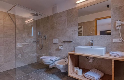 Villabassa Hotel | Hotel Rose