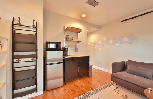 Northgate Apartment | Hotel-Style-Suite+Patio & Private Entrance & Parking