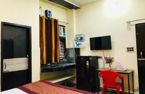 Phagwara Hotel | HOTEL TIP TOP - LPU Law Gate - Family, Students, Couples