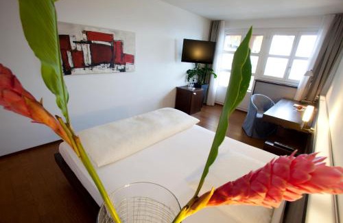 Uetliberg Hotel | Hotel UTO KULM car-free hideaway in Zurich