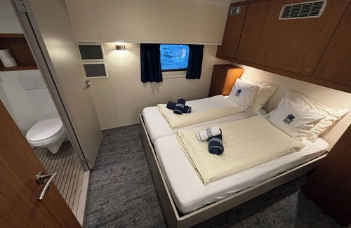 Amsterdam City Centre Hotel | Hotelboat Iris