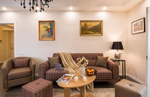 Kentron Apartment | hotelise l Magenta Apartment