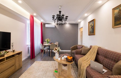 Kentron Apartment | hotelise l Magenta Apartment