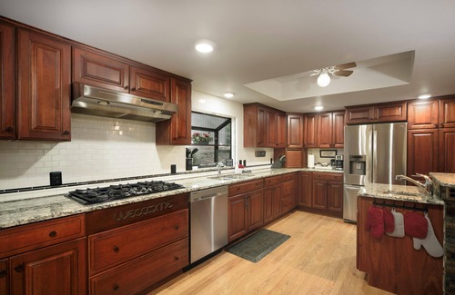 Perks Cabin | HotTub! FirePit, Private 2.5 acre Pond, 2 Kayaks! GameRoom! Slps12+