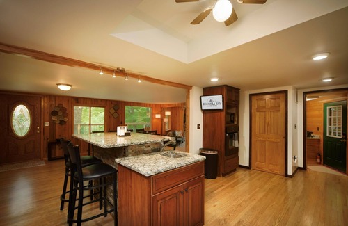Perks Cabin | HotTub! FirePit, Private 2.5 acre Pond, 2 Kayaks! GameRoom! Slps12+