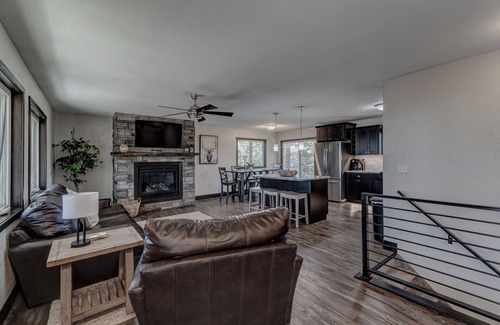Blackhawk House | Hottub, patio lounging, WiFi game table, and most important- amazing view!