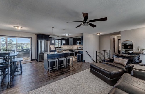 Blackhawk House | Hottub, patio lounging, WiFi game table, and most important- amazing view!