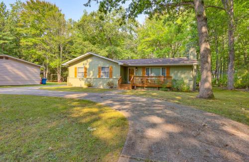 Houghton Lake House | Houghton Lake Cottage Escape with Patio!