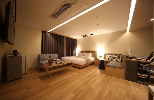 Dongnae District Hotel | Hound Hotel Sajik Minam Station
